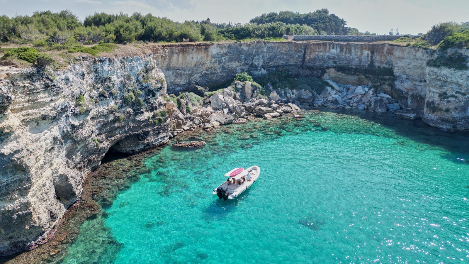 Paesaggio costiero di Otranto visto dal mare, escursione Nord NTO Boat Tours
