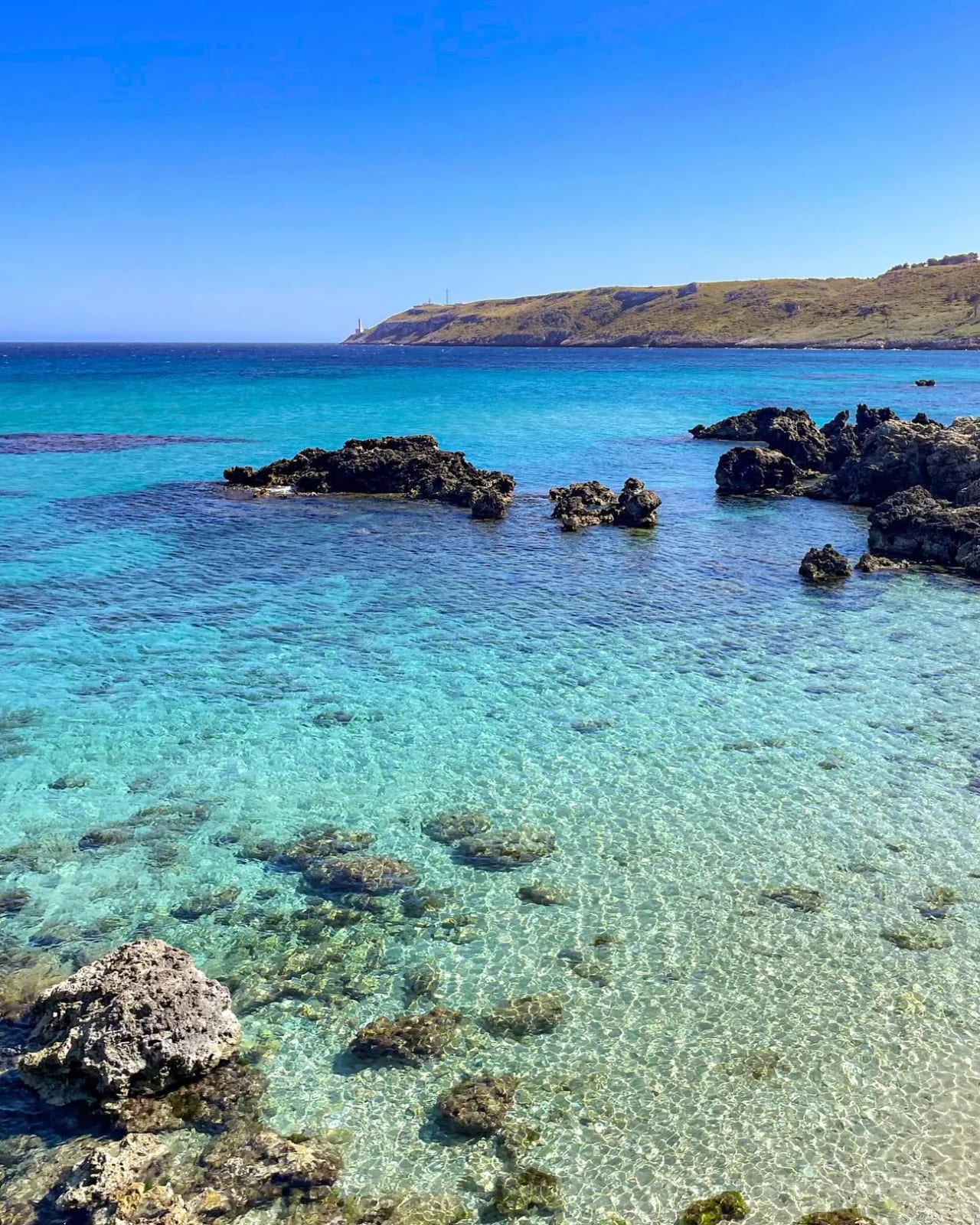 Baia dell’Orte: acqua smeraldo e terra rossa