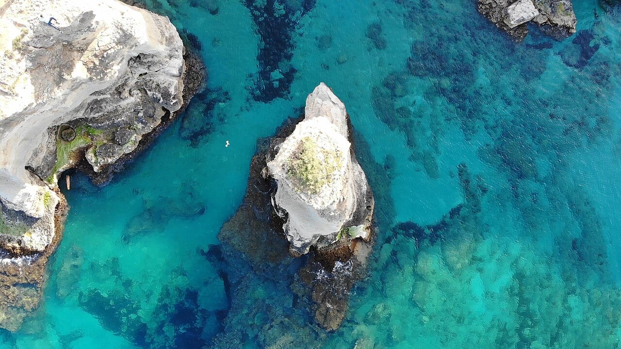 Faraglioni di Sant’Andrea: formazioni rocciose sul mare