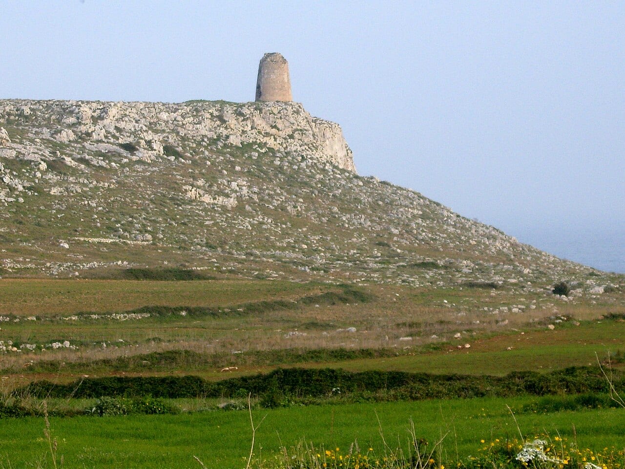 Torre Sant’Emiliano, rudere sulla scogliera